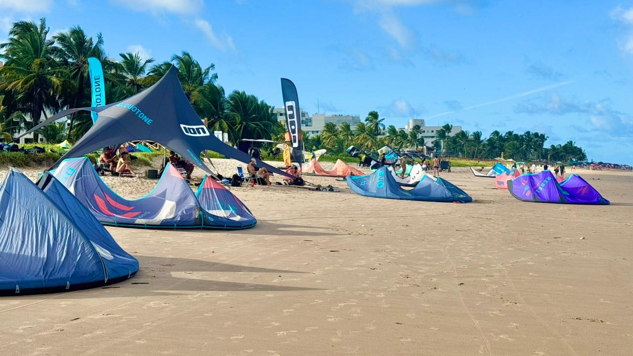 Aula de kitesurf em Ponta de Campina, Cabedelo, para alunos de João Pessoa